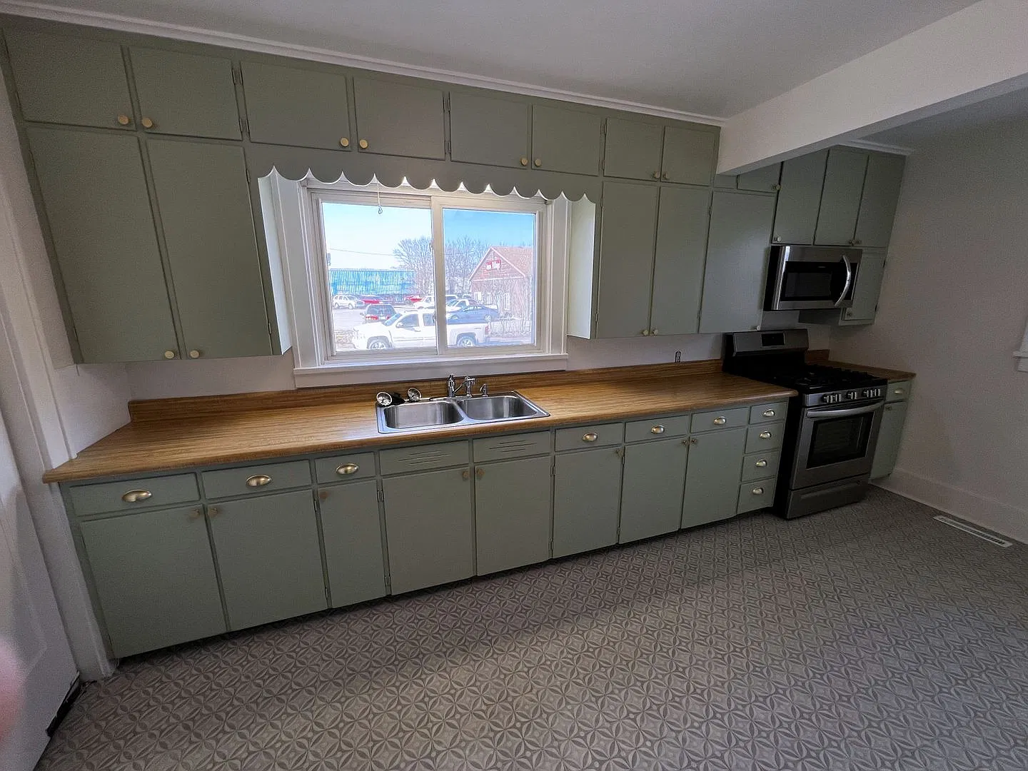Renovated 3 -Bedroom, 2-1/2 Bathroom Farm House with Double Car Detached Garage For Rent — Photo 4