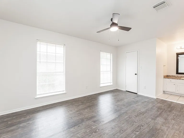 1902 Avenue B — Photo 17