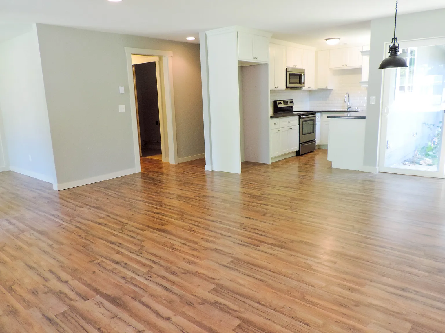3 bed, 1.5 bath, 1170 sqft, $2,500 — Photo 2