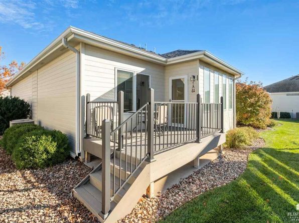 311 Simmer Dr, Wamego, KS 66547