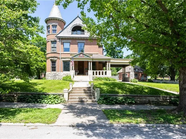 1105 Krug Park Pl, Saint Joseph, MO 64505