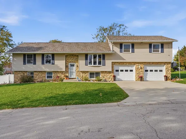 5503 Northwood Ct, Dubuque, IA 52002