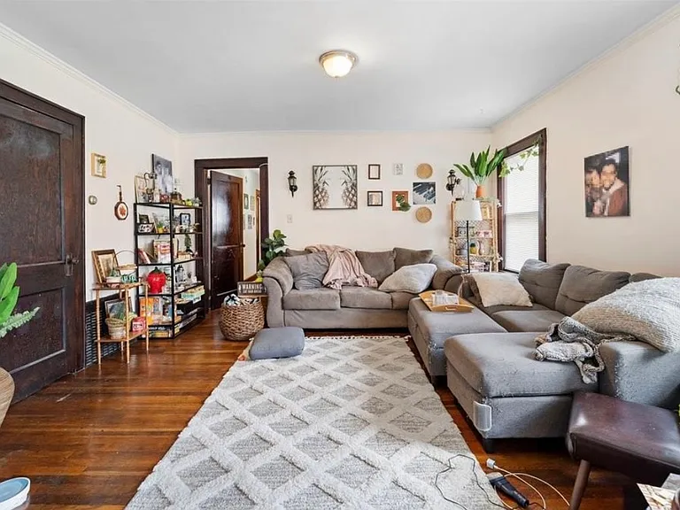 127 Beethoven St #C — Photo 3