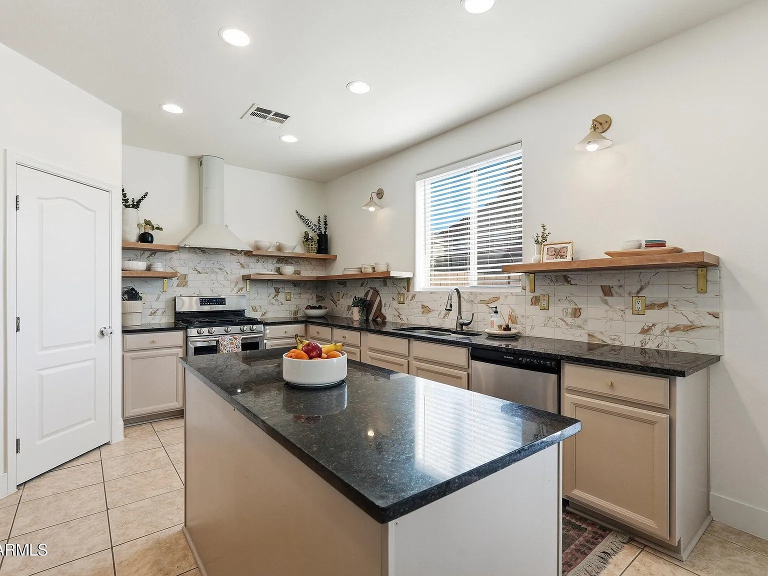 5 bed, 3696 sqft, $2,700 — Photo 3