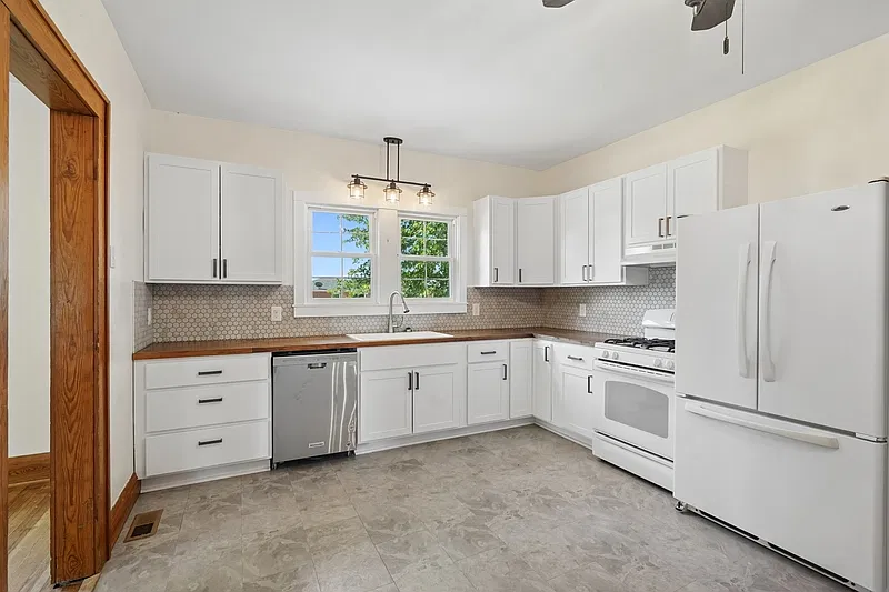 3 bed, 1.5 bath, 1169 sqft, $1,345 — Photo 4