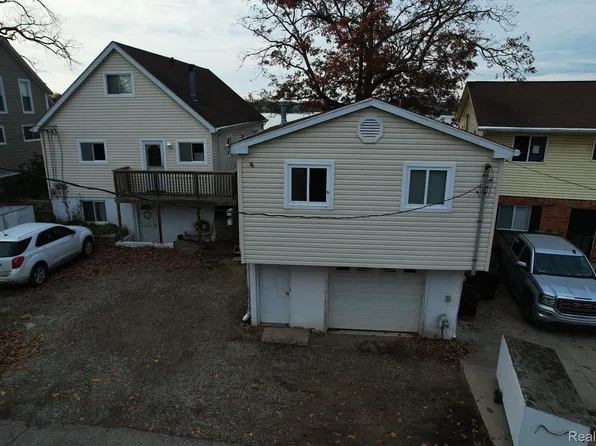 90 Park Island Dr, Lake Orion, MI 48362