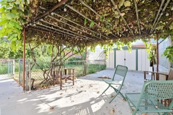 Rented by Halvatzis Realty | media 2