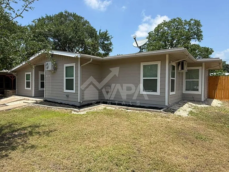 515 Blakeley Dr — Photo 3