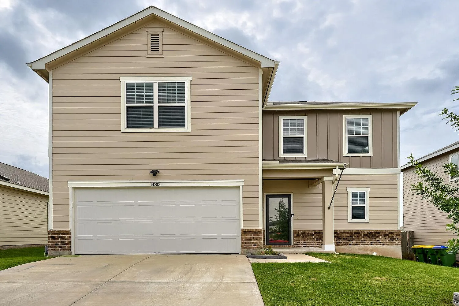 3 bed, 2.5 bath, 2082 sqft, $2,100 — Photo 1
