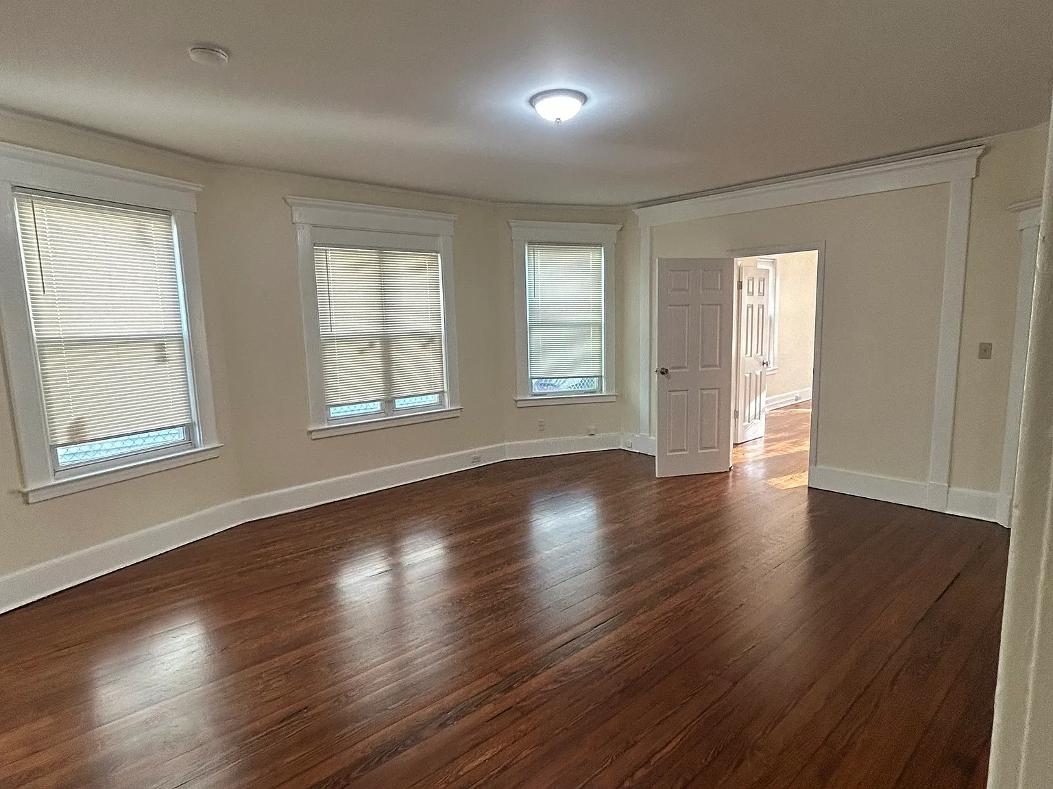 3 bed, 1.0 bath, 1100 sqft, $1,900 — Photo 4