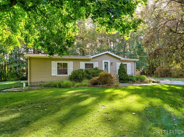 14128 Luckett Ln, Grand Haven, MI 49417