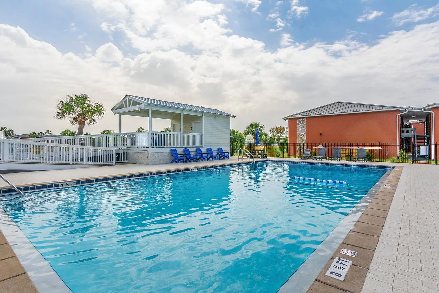 2 bed, 1.0 bath, 893 sqft, $2,521 — Photo 2