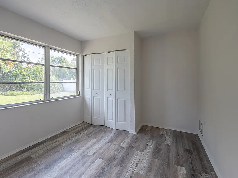 916 Gillespie St — Photo 12