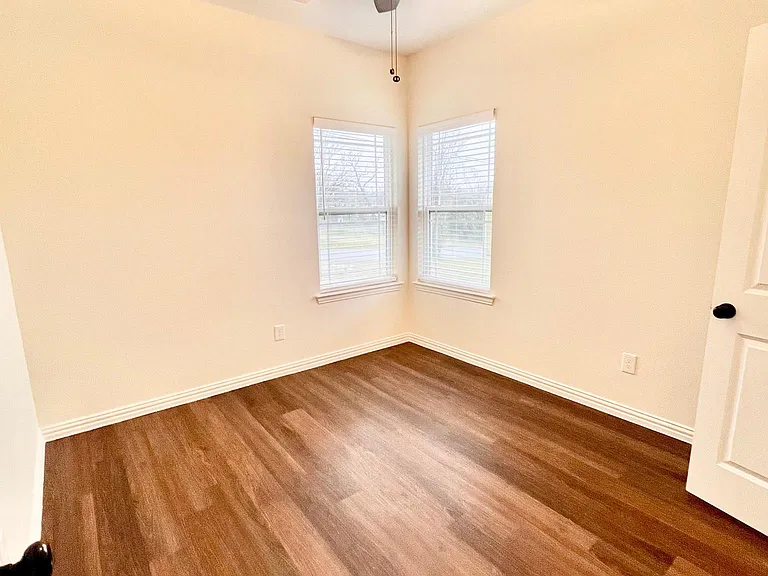 329 E Nelson St — Photo 16