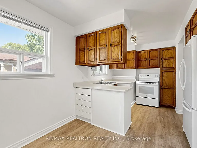 398 Connaught Ave — Photo 14
