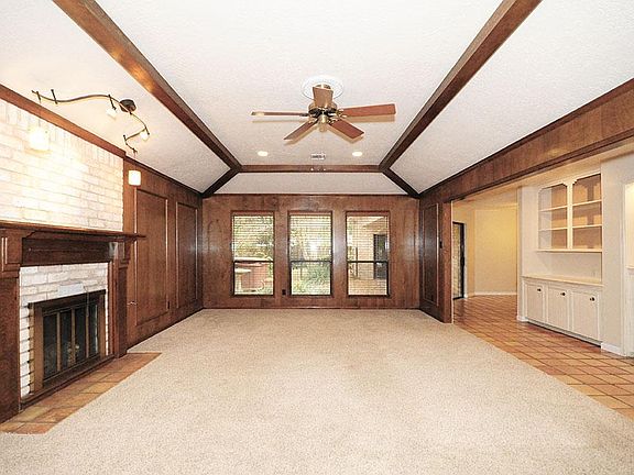 Fireplace has gas logs.