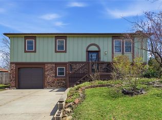 612 S Montclaire Dr, Olathe, KS 66061