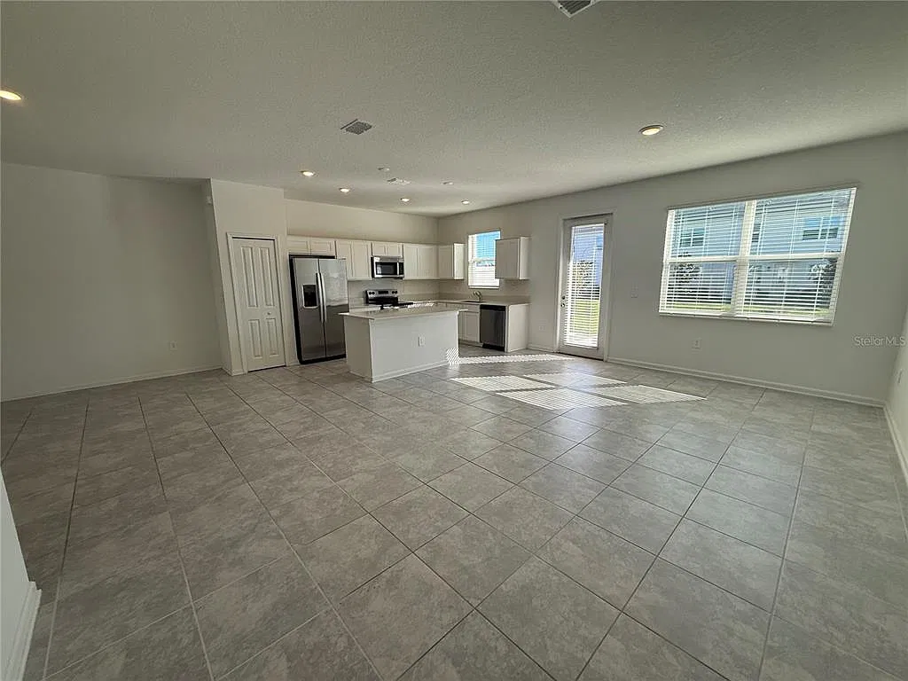 3 bed, 3.5 bath, 1864 sqft, $2,350 — Photo 3