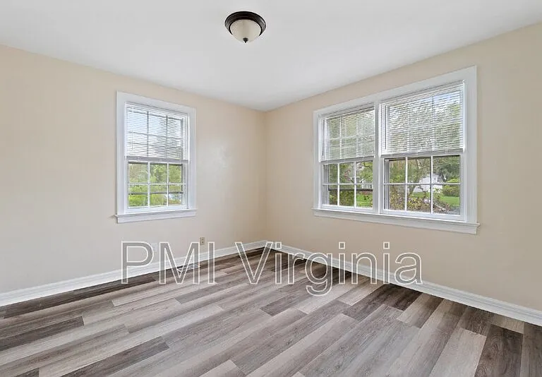 141 Howe St — Photo 12