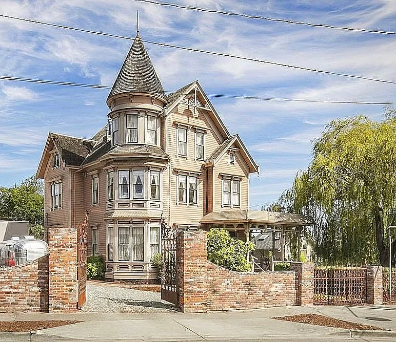 1028 Tyler St photo 1