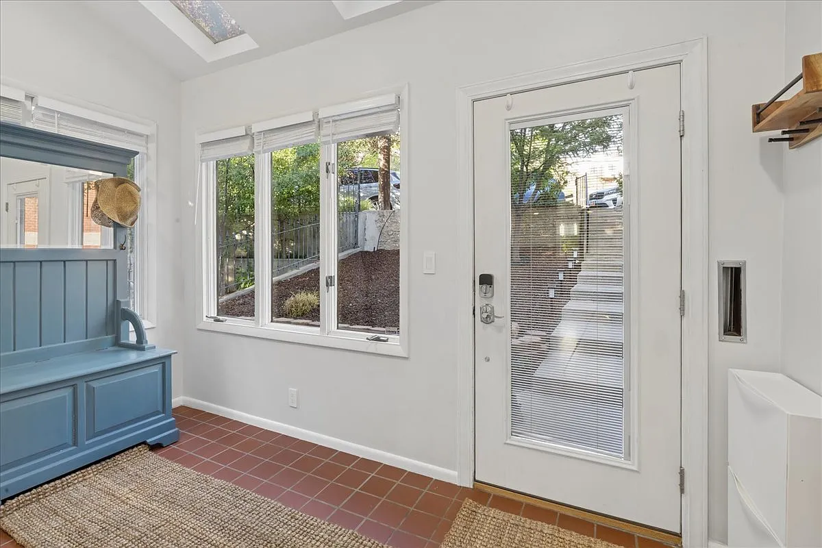 3 bed, 2368 sqft, $3,800 — Photo 3
