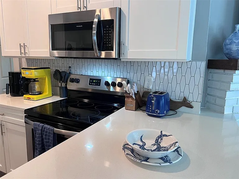 1137 Highland St S — Photo 15