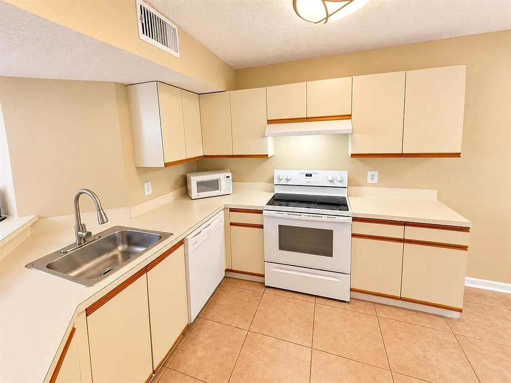 3 bed, 1166 sqft, $2,350 — Photo 2