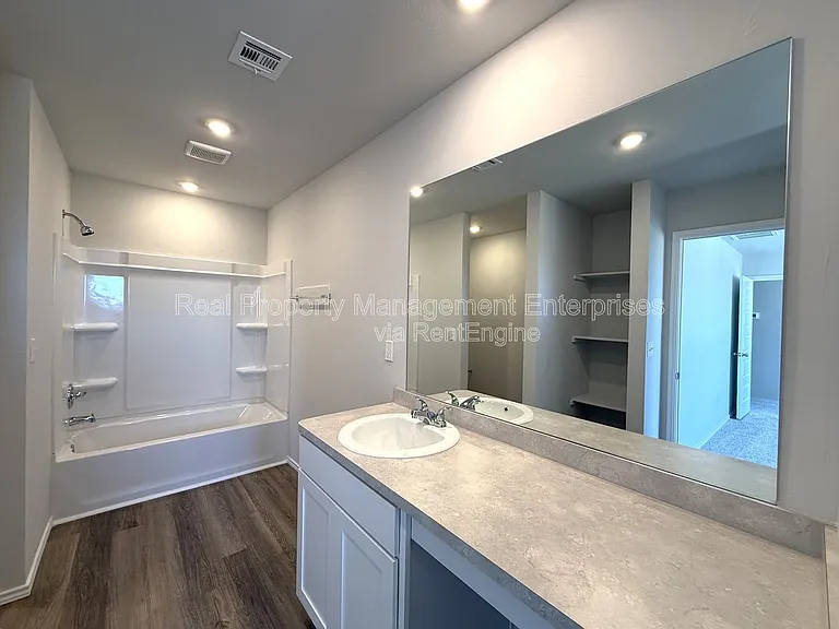 9521 Stallion Dr — Photo 7