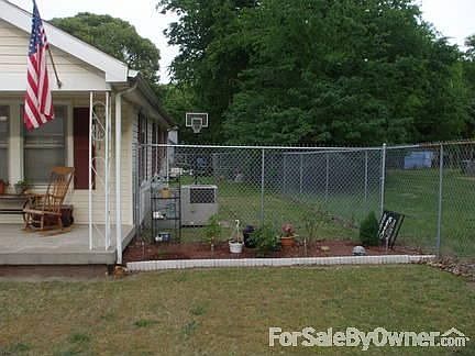 The lot that is for sale is on the right
						:
						It would be great for a add on or just a bigger yard.