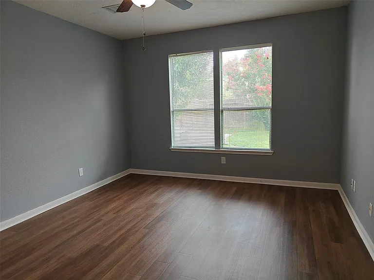 7915 Moss Springs Ct — Photo 18