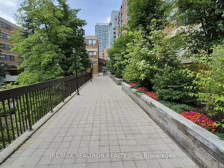 89 McCaul St #919 — Photo 33