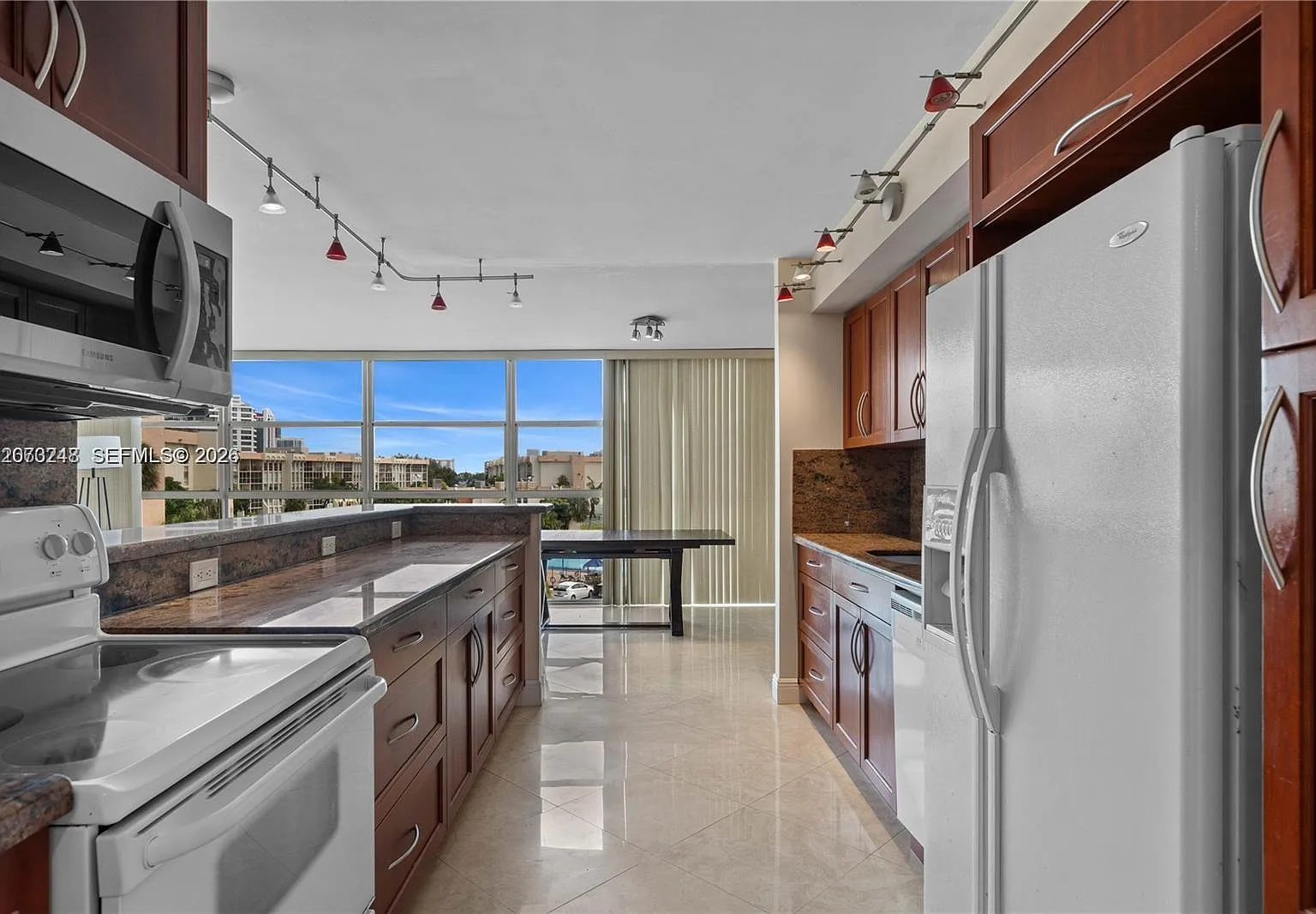 Desoto Park Condo — Photo 4