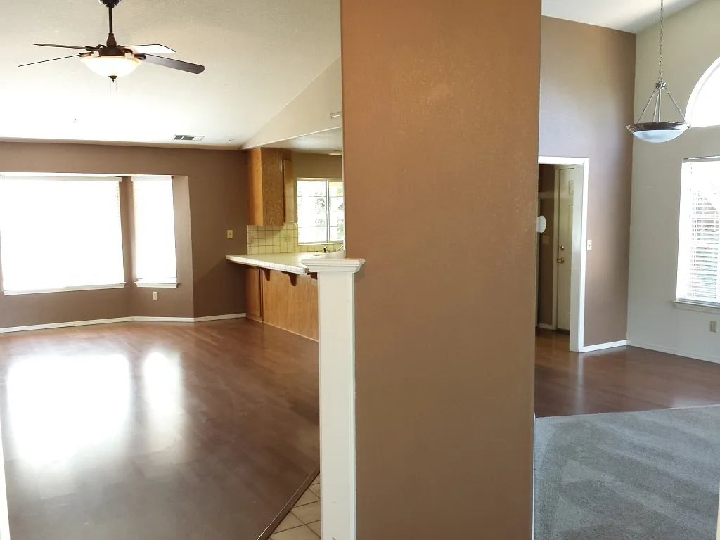 Spacious Home in Mountain View Heights — Photo 2