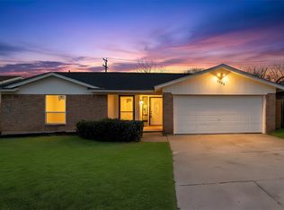 1052 Fox River Ln, Fort Worth, TX 76120