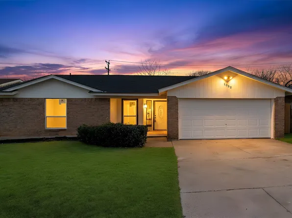 1052 Fox River Ln, Fort Worth, TX 76120