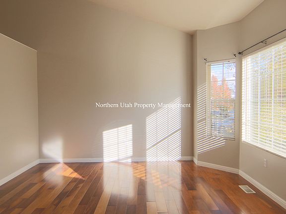 2 Front Room_10222019