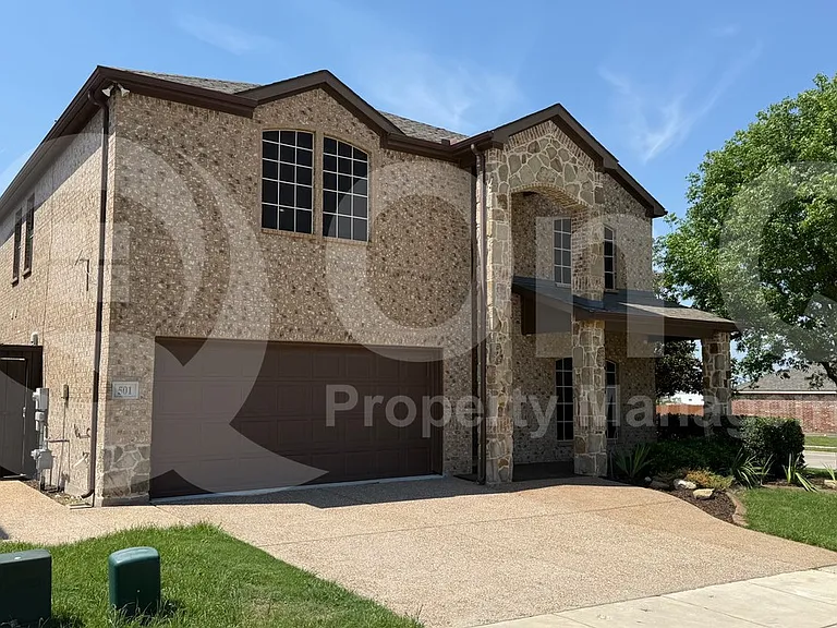 501 Lipizzan Ln — Photo 2