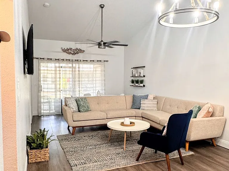 654 Capistrano Ct — Photo 4