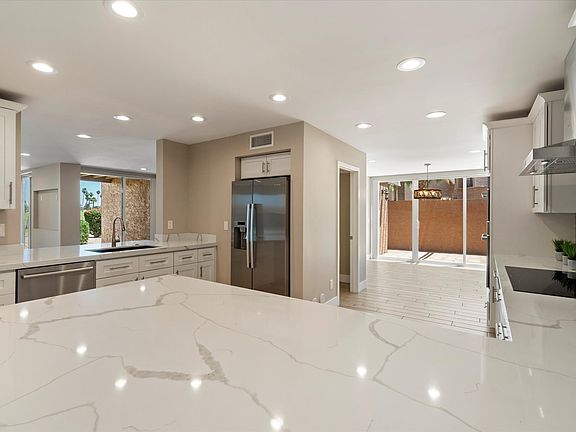 LARGE KITCHEN WITH SS APPLIANCES