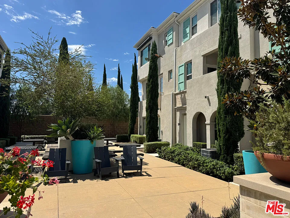 3 bed, 2.5 bath, 1502 sqft, $3,700 — Photo 3