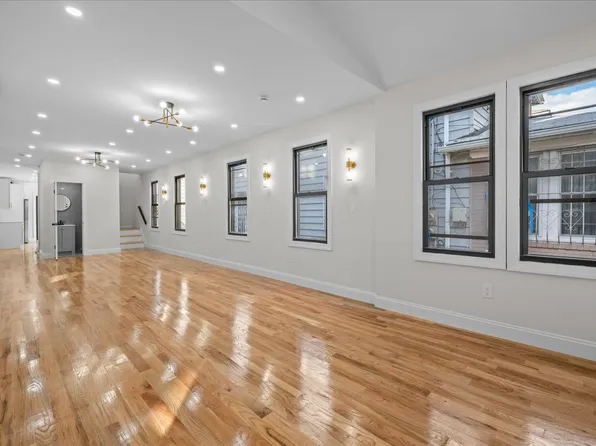 342 East 55th Street image 3 of 14