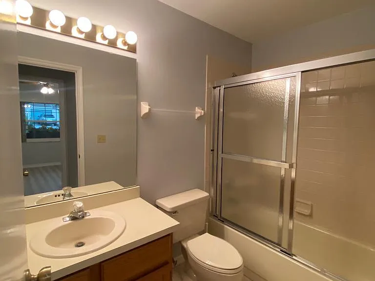 Second bedroom's bathroom with tub