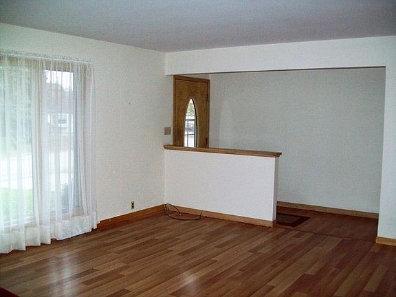 5th image of 300 Hill St