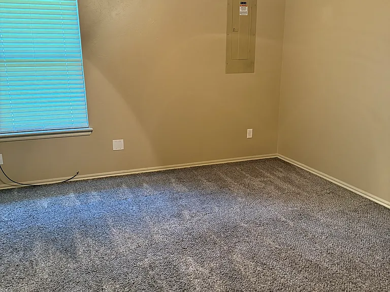 810 Russell Cir — Photo 7