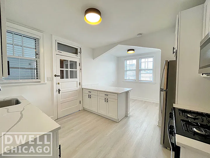 3 bed, 850 sqft, $2,391 — Photo 4