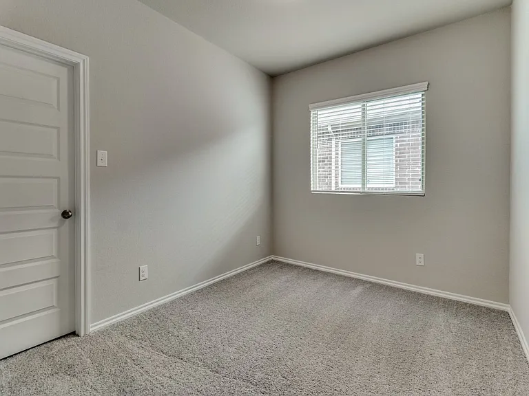 920 Ravenwood Ln — Photo 8