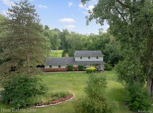 2112 Bretton Dr S, Rochester Hills, MI 48309