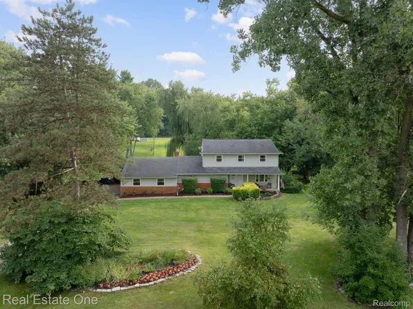 2112 Bretton Dr S, Rochester Hills, MI 48309