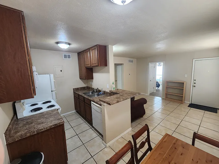 2220 Leon St #101B — Photo 4