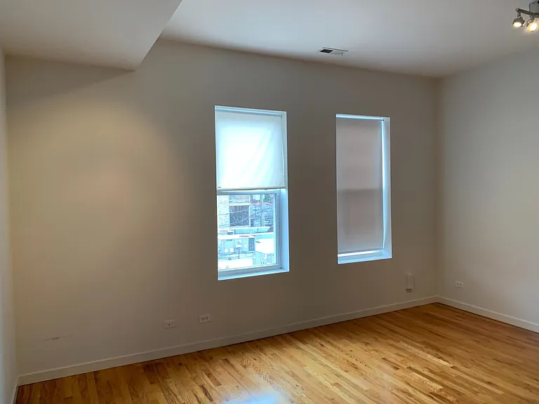 2824 W Armitage Ave — Photo 4